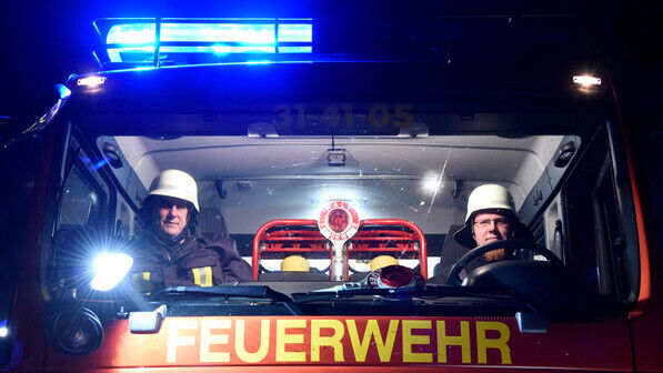 Nächtliche Übung: Auch so etwas gehört zum ehrenamtlichen Einsatz von Feuerwehrleuten, hier in Homfeld, einem Ortsteil der schleswig-holsteinischen Gemeinde Aukrug.