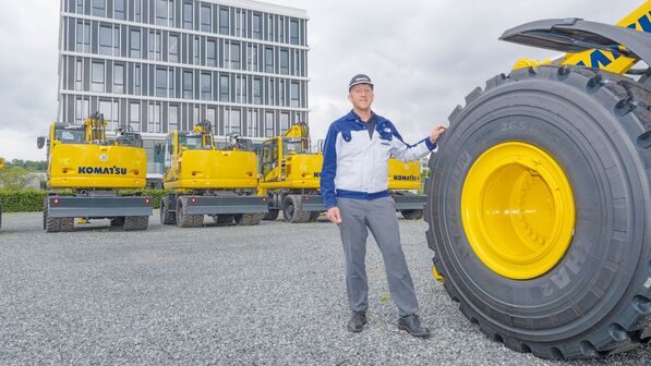 Erfolgsmodelle: Komatsu-Geschäftsführer Ingo Büscher zeigt Baumaschinen vor der Hannoveraner Konzernzentrale.