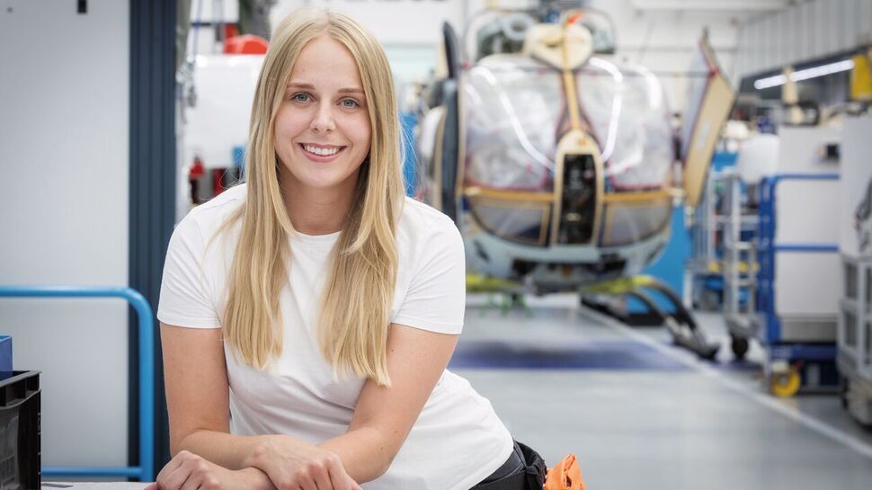 Barbara Peiker arbeitet seit 2013 bei Airbus Helicopters in Donauwörth. Sie hat dort eine Ausbildung zur Fluggerätmechanikerin gemacht und wirkt heute beim Bau von Hubschraubern mit.