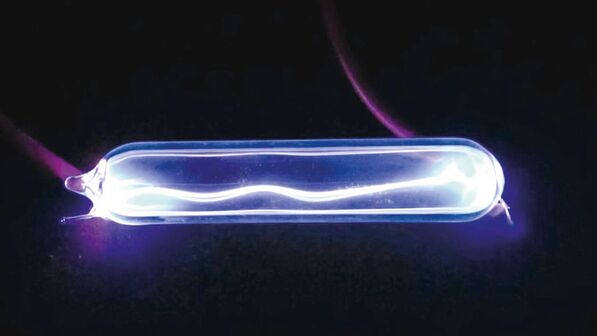 Eigentlich unsichtbar: Angeregt durch Strom leuchtet das Edelgas Krypton sehr hell auf.