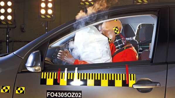 Lebensrettung in 30 Millisekunden: Ein Gasgemisch bläst den Airbag blitzschnell auf.