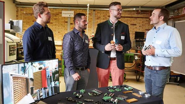 Gespräch: Tobias Diehl von Barksdale (Zweiter von rechts) informierte sich bei Henrik Klag (ganz rechts) von der THM-Ausgründung Klag Robotics über Robotersteuerungen.