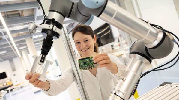 Praktisch: Alles, was bei Siemens in Garching entwickelt wird, hat einen Bezug zur Industrie. Hier zeigt Sarah Braun einen Versuchsaufbau zur Robotik.