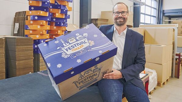 Isolierbox für kalte Getränke: Vertriebsleiter Mirko Cyron mit dem „Festival Cooler“.