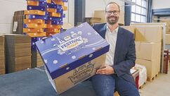 Isolierbox für kalte Getränke: Vertriebsleiter Mirko Cyron mit dem „Festival Cooler“.
