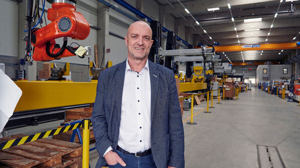 Startete die Karriere als Werkzeugmacher: Stephan Pittner, hier an einer mehr als 100 Meter langen Roboter-Schweißanlage.