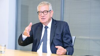 Viele Fragen, klare Antworten: Arndt G. Kirchhoff nimmt Stellung zu den drängenden Herausforderungen für Unternehmen und den Standort Deutschland. Kirchhoff ist Vorsitzender des Aufsichtsrats der KIRCHHOFF-Gruppe und Präsident des Arbeitgeberverbands METALL NRW. 