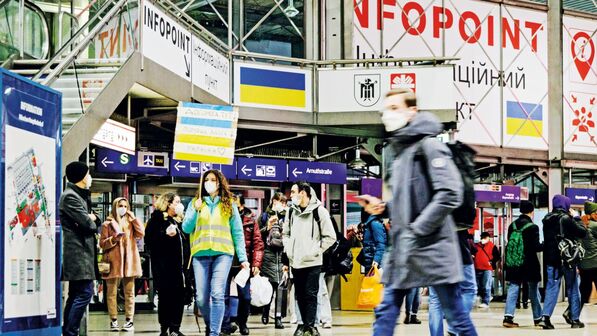 Ankunft in München: Mit Schildern in ihrer Landessprache werden Geflüchtete aus der Ukraine am Hauptbahnhof München informiert und begrüßt.