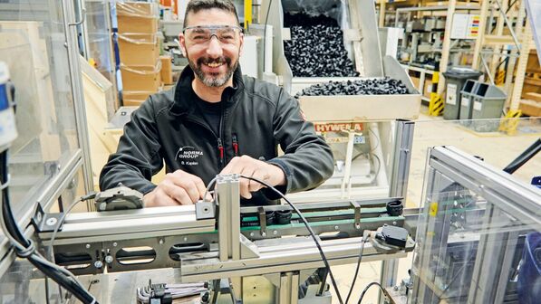 Er arbeitet seit 22 Jahren Schicht: Bülent Kaplan. Hier richtet er gerade eine Spritzgussmaschine ein, die Steckverbinder produziert. 