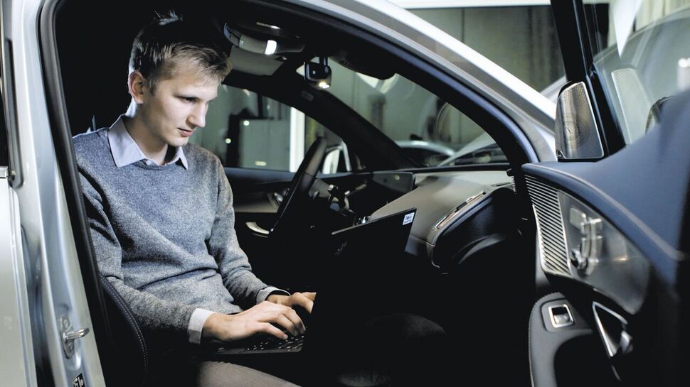 Marcel Hanisch startete 2012 bei ZF als dualer Student im Bereich Elektronik. Jetzt ist er dort Validierungsingenieur. Er forscht und entwickelt mit seinem Team im Bereich Elektromobilität.