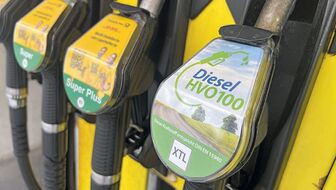 Künstlicher Diesel: Die Kraftstoffsorte HVO ist jetzt auch in Deutschland zugelassen. Für die Energiewende im Verkehr ist der biobasierte Treibstoff wichtig.