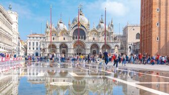 Die Piazza San Marco mit dem Markusdom: Venedig zieht jedes Jahr rund 15 Millionen Touristen an. Hochwasser kommt hier öfter vor.